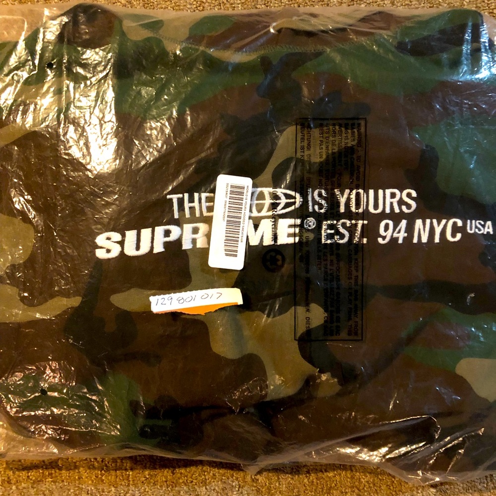 Supreme The World Is Yours Hoodie XL (Camo)